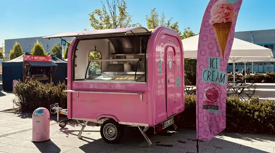 Ein stilvoller Eiswagen von Nicezeit, bereit für Events in Hannover